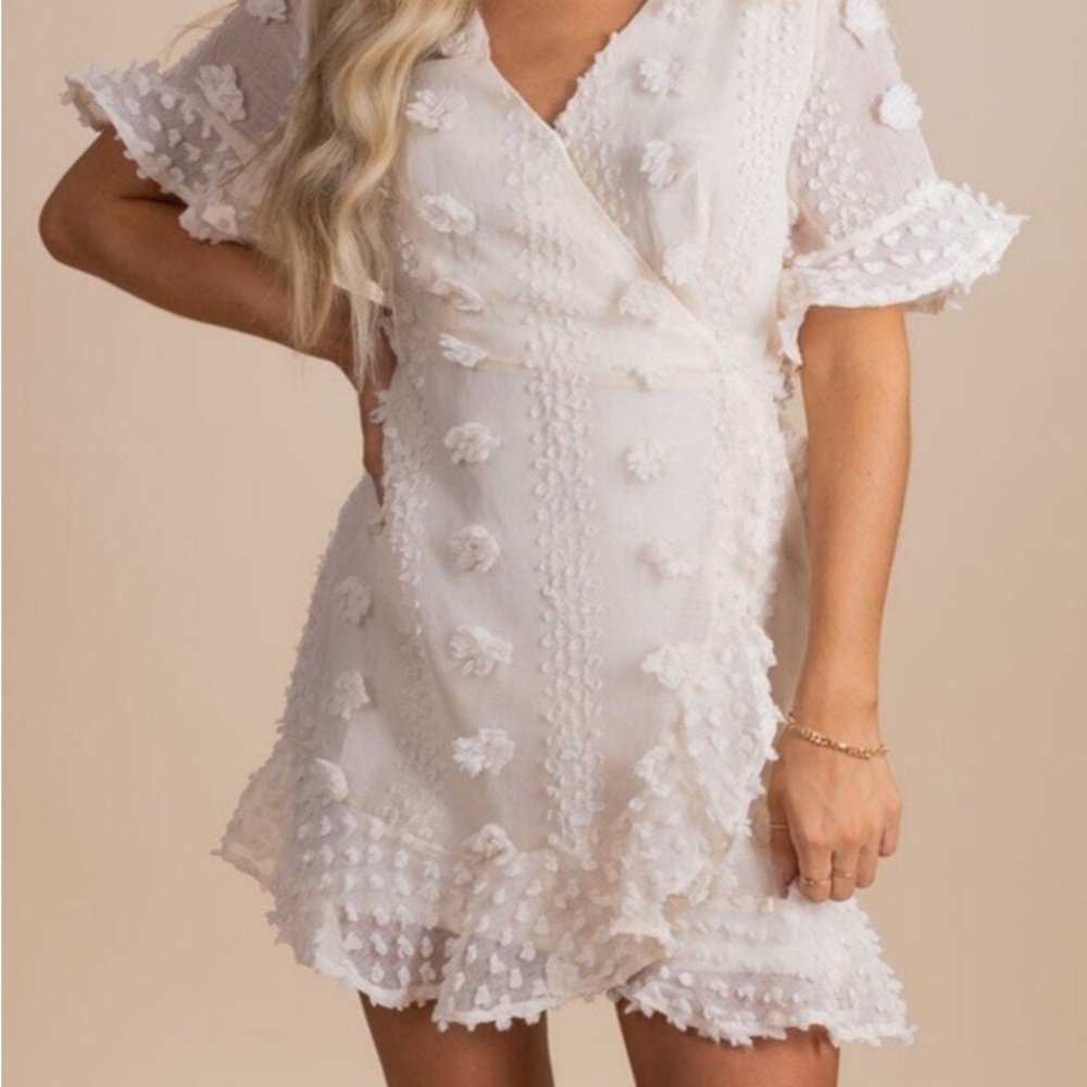 Bella Ella Elegant White Floral Textured Wrap Dress NWOT Large
